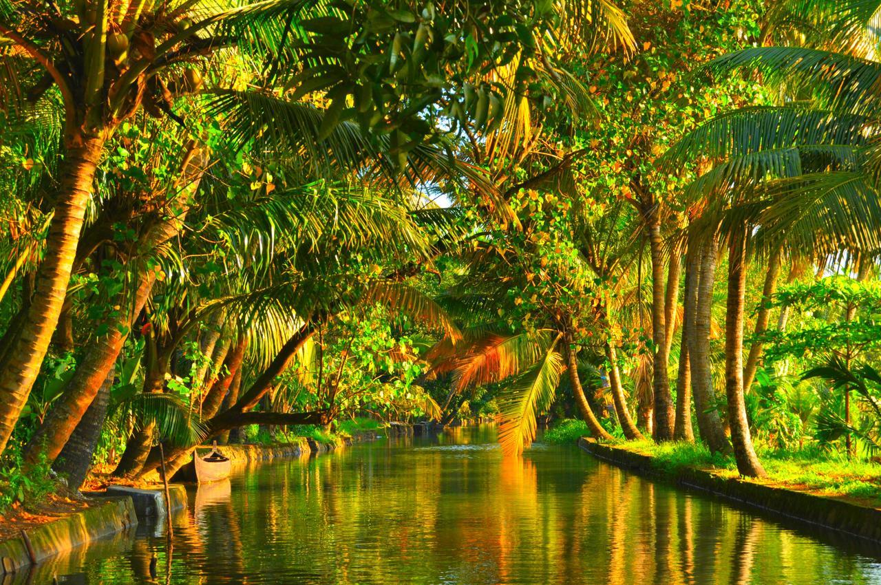 Chaandhni Lake View Hotel Alappuzha Exterior photo